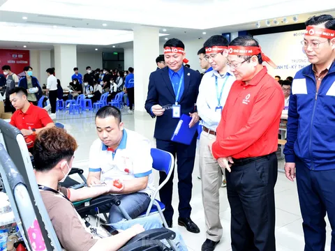 Sinh viên Kinh tế Kỹ thuật Công nghiệp hiến máu tại Chủ nhật Đỏ 2023