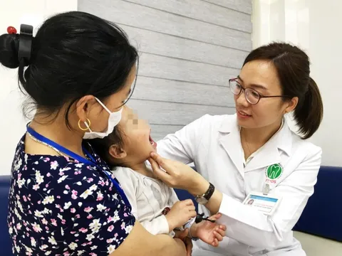 Bố mẹ vượt ngàn cây số tìm lại nụ cười cho con bị dị tật khe hở môi - vòm miệng