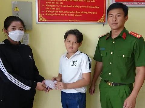 Nhặt được ví tiền tại hội chợ, bé trai tìm người trả lại