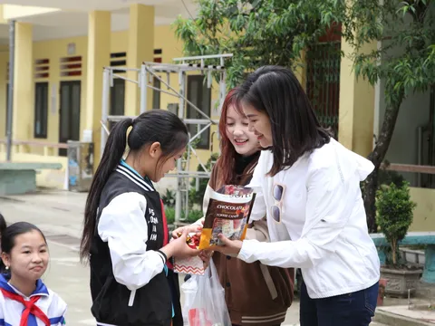 Tủ sách ươm mầm xanh tri thức