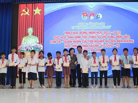 Trao học bổng Vừ A Dính cho học sinh dân tộc thiểu số tỉnh Trà Vinh