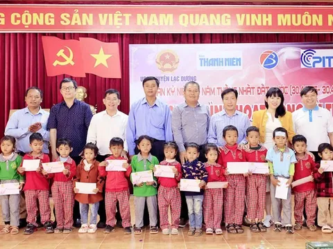 Chương trình “thắp sáng góc học tập” đến với học sinh dân tộc thiểu số Lâm Đồng