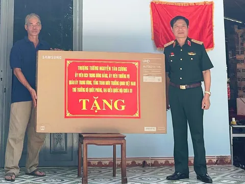 Trao nhà Chữ thập đỏ, tặng quà cho người dân khó khăn huyện Phú Giáo