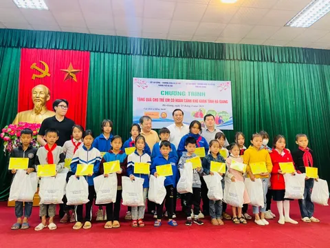 Hà Nội tặng quà cho 100 trẻ em có hoàn cảnh khó khăn tại tỉnh Hà Giang