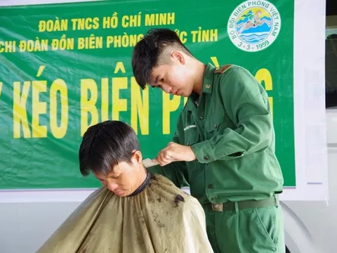 "Tay kéo Biên phòng" cắt tóc miễn phí cho ngư dân
