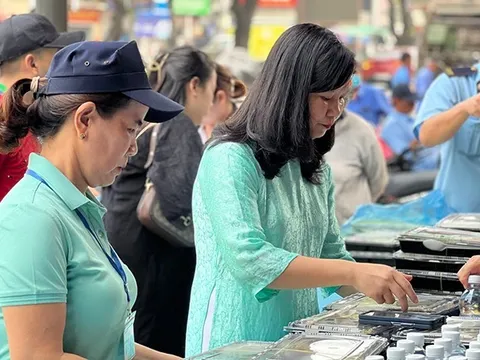 Nữ cán bộ tiêu biểu của ngôi chợ 123 năm tuổi