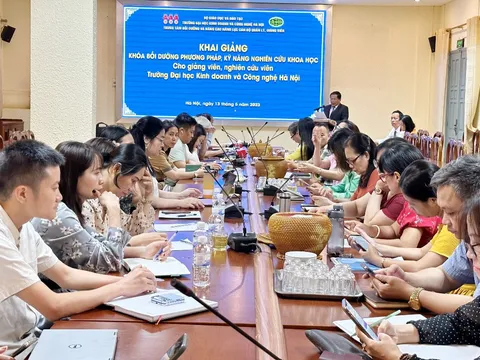 Khai giảng khóa bồi dưỡng phương pháp và kỹ năng nghiên cứu khoa học