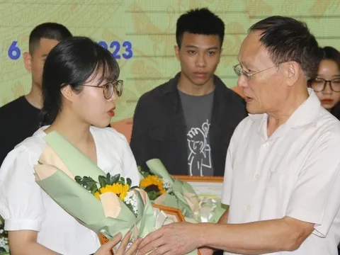 Trường ĐH Kinh doanh và Công nghệ Hà Nội: Tuyên dương, khen thưởng sinh viên vượt khó