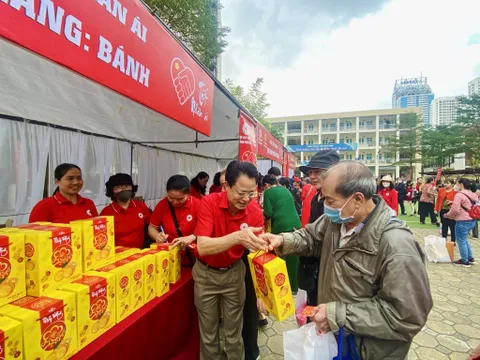 1.300 người dân khó khăn quận Thanh Xuân và Gia Lâm đi “Chợ Tết Nhân ái” miễn phí