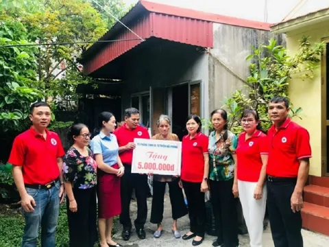 Hải Phòng: Trao tặng hỗ trợ sinh kế cho 4 hộ gia đình có hoàn cảnh khó khăn