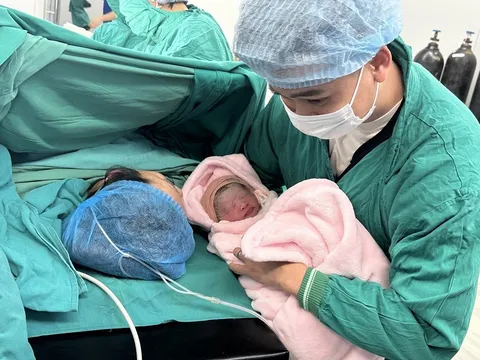 Bệnh viện Hữu nghị Việt – Tiệp hân hoan chào đón công dân đầu tiên năm 2024 và thực hiện kỹ thuật lưu trữ máu cuống rốn
