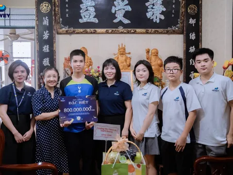 Hải Phòng: Trường Tiểu học THCS, THPT Dewey trao học bổng đặc biệt cho nam sinh vượt khó học giỏi