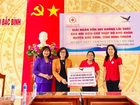 Giải ngân vốn vay ngân hàng cho 20 hội viên Chữ thập đỏ có hoàn cảnh khó khăn tại Bình Thuận