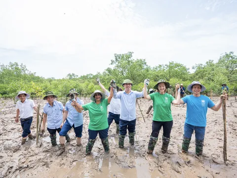 Trợ lý Tổng Thư ký Liên Hiệp Quốc tham gia trồng rừng cùng người dân tại tỉnh Thanh Hóa