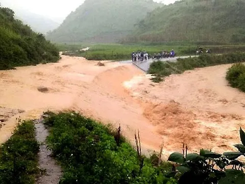 Khẩn trương ứng phó mưa lớn, lũ quét và sạt lở đất