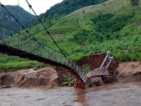 Sơn La: Cầu treo dân sinh bị sập vì mưa lớn