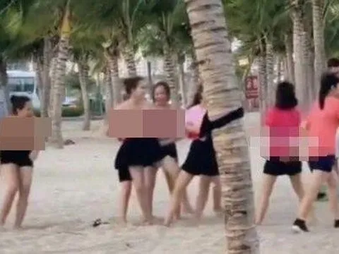 Xuất hiện clip nhóm phụ nữ để ngực trần chơi team building ở bãi biển Hạ Long