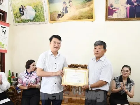 Trao Bằng khen cho cụ ông 62 tuổi dũng cảm cứu trẻ đuối nước