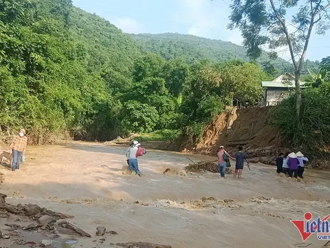 Nữ giáo viên kể chuyện nửa đêm trèo rào trường học chạy lũ