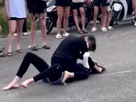 Nhóm học sinh vây quanh để quay clip 2 nữ sinh đánh nhau