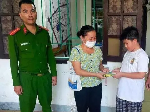 Nhặt được hơn 50 triệu đồng, nam sinh lớp 6 nhờ công an tìm người trả lại