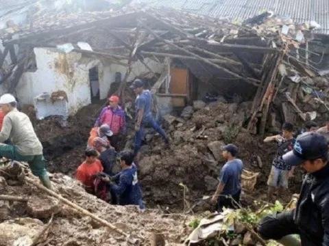 Sập mỏ vàng tại Indonesia, 20 thợ mỏ bị vùi lấp