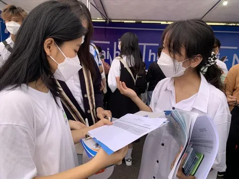 Tuyển sinh 2022: Thí sinh 'tẩu hỏa', trường quá tải