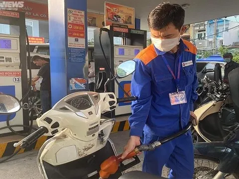 Giá xăng giảm mạnh, RON 95 còn 22.580 đồng/lít