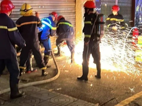 Cảnh sát TP.HCM phá cửa, cứu 7 người thoát khỏi đám cháy ở thẩm mỹ viện