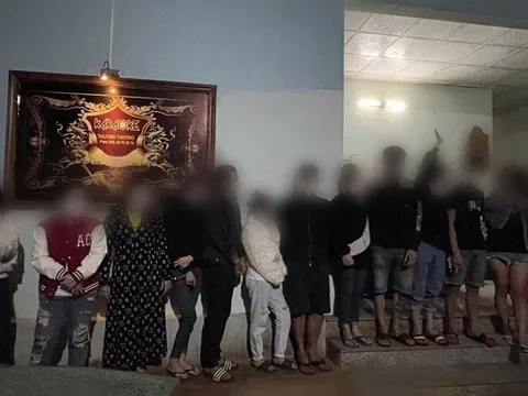 Bắt quả tang 15 "nam thanh nữ tú" mở tiệc ma túy trong quán karaoke phố núi