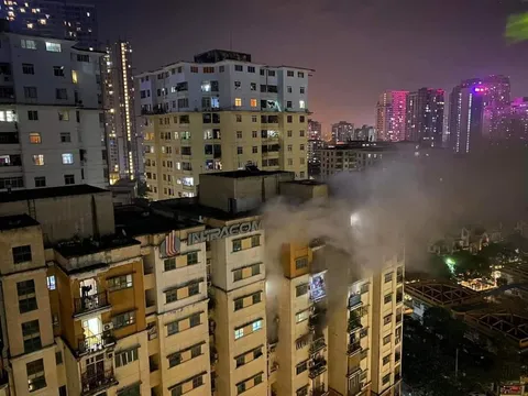 Hà Nội: Chung cư bốc cháy giữa đêm, 8 xe cứu hỏa được điều động