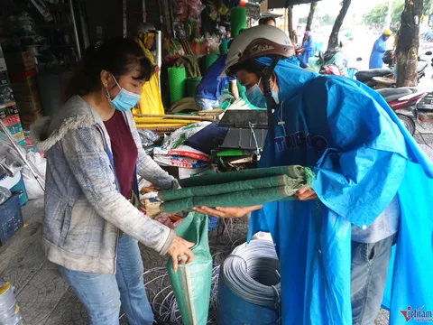 Người dân miền Trung đổ xô đi mua vật dụng chèn chống bão