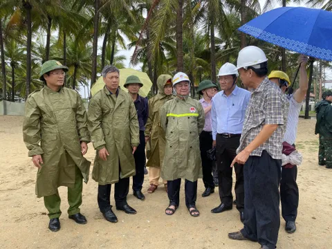 Chùm ảnh: Người dân Hội An hối hả phòng chống bão số 4