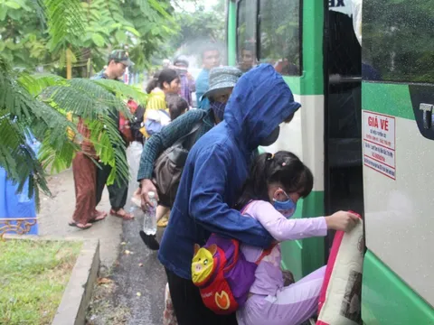 Hình ảnh người dân Quảng Nam sơ tán trước giờ bão số 4 đổ bộ