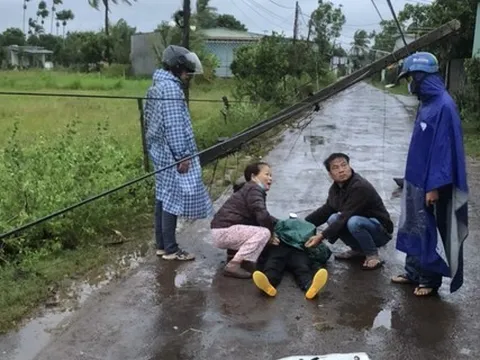 Người phụ nữ tử vong nghi tông vào cột điện bị đổ nghiêng do mưa bão