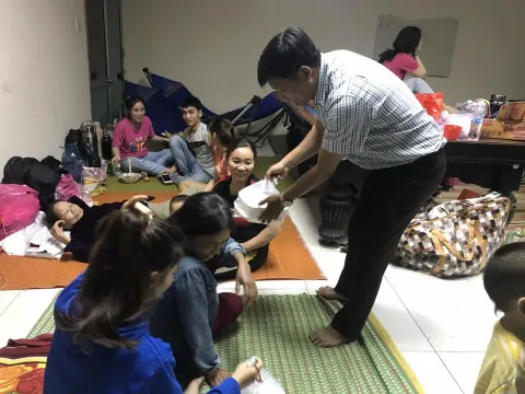 Ấm lòng những suất cơm ngày bão