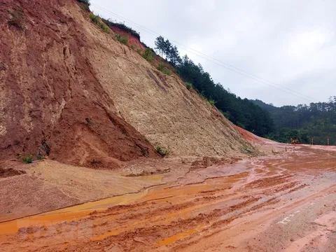 Kon Tum: Mưa lớn khiến nhiều điểm bị sạt lở, ách tắc giao thông
