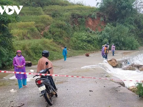 Nước lớn từ thượng nguồn đổ về gây chia cắt, cô lập 3 xã ở Kon Tum