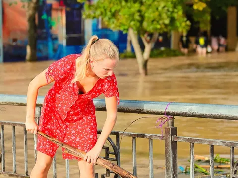 Khách Tây lội nước, miệt mài dọn rác tại Hội An sau cơn bão Noru