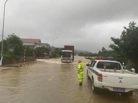 Nghệ An: Mưa trắng trời, hơn 300 trường cho học sinh nghỉ học