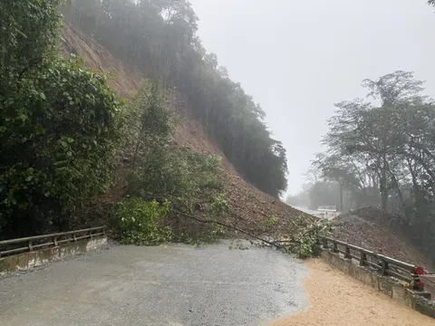 Sạt lở nghiêm trọng do bão số 4, đường lên cửa khẩu Cầu Treo bị chia cắt