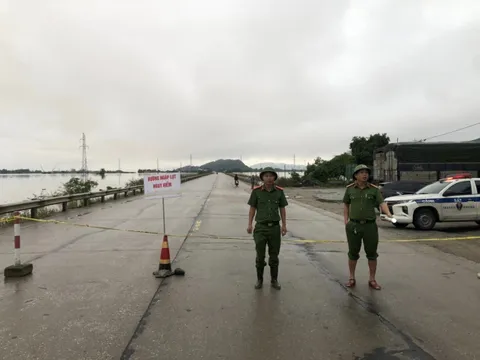 Quốc lộ 1A ngập sâu hơn nửa mét, Hà Tĩnh cấm mọi phương tiện qua lại