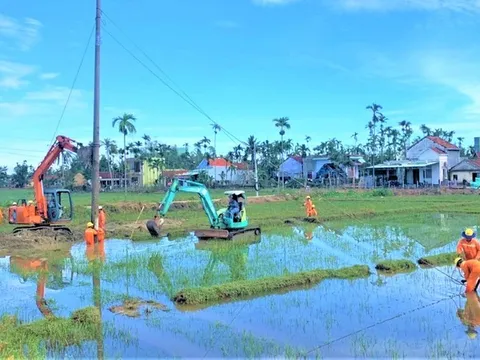 Những người thợ điện trầm mình dưới nước khắc phục sự cố điện sau bão Noru