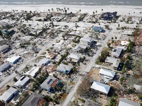 Florida tan hoang trước siêu bão Ian