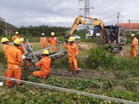 Điện lực Quảng Nam huy động tổng lực khắc phục nhanh sự cố mất điện sau bão số 4