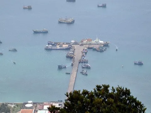 Hơn 10 người tử vong trên tàu Trung Quốc neo ngoài Côn Đảo, nghi ngộ độc thực phẩm