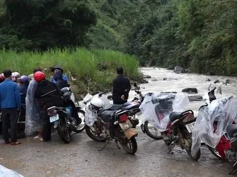 Huy động 300 người tìm cháu bé 8 tuổi rơi xuống suối mất tích