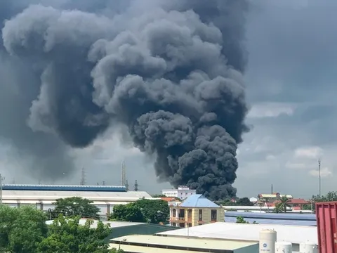 Cháy lớn tại tổng kho hàng của công ty in ấn, khói bốc cao hàng chục mét