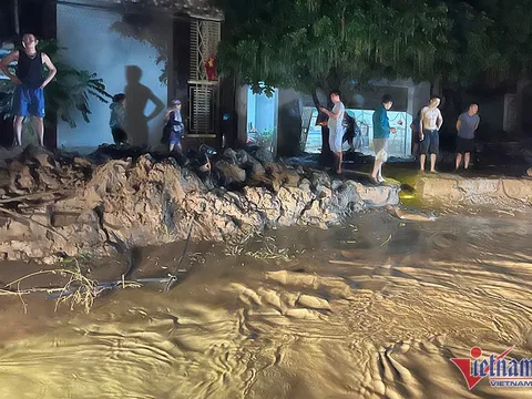 Nghệ An: Xuyên đêm dọn bùn đất sau trận lũ quét lớn nhất 20 năm qua