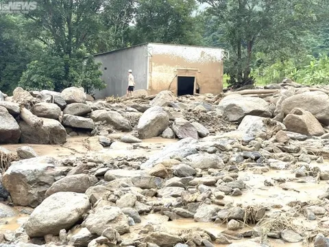 Lũ quét kinh hoàng tại Kỳ Sơn: 'Mất sạch rồi, lấy gì sống đây?'